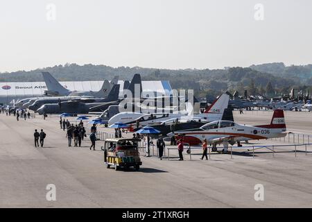 Seongnam, Gyeonggi, Corée du Sud. 16 octobre 2023. Oct 16, 2023-Seongnam, Corée du Sud-A View of ADEX 2023 (Aerospace Defense Exhibition 2023) à l'aéroport militaire de Séoul, Seongnam, Corée du Sud. La Corée du Sud tiendra une exposition internationale de défense en octobre pour présenter du matériel et des technologies militaires de pointe, ont déclaré lundi les organisateurs, dans le cadre de la poussée de Séoul à devenir un acteur majeur sur le marché mondial de l'armement. Le Seoul International Aerospace & Defense Exhibition (ADEX) de six jours 2023 débutera le Crédit : ZUMA Press, Inc./Alamy Live News Banque D'Images