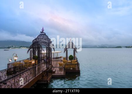 Udaipur, Rajasthan, Inde, 09/16/2023, Taj Lake Palace Hotel sur le lac Pichola. Vue sur le terminal de ferry privé transportant des passagers et des bagages. Banque D'Images