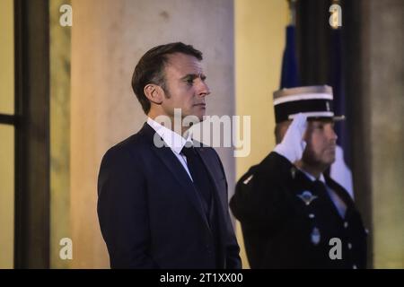 Paris, France. 15 octobre 2023. Le président français Emmanuel Macron attend le Premier ministre irlandais au Palais de l'Elysée à Paris, France, le 15 octobre 2023. Photo de Firas Abdullah/ABACAPRESS.COM crédit : Abaca Press/Alamy Live News Banque D'Images