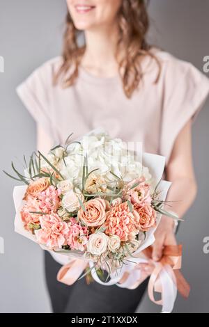 Petits beaux bouquets de fleurs mélangées à la main de femme. Concept de boutique florale . Beau bouquet coupé frais. Livraison de fleurs Banque D'Images
