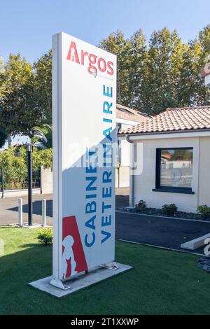 Bordeaux , France - 10 11 2023 : argos vétérinaire chaîne française logo signe et texte de marque médecin pour animaux de compagnie réseau de cabinets vétérinaires et cli Banque D'Images