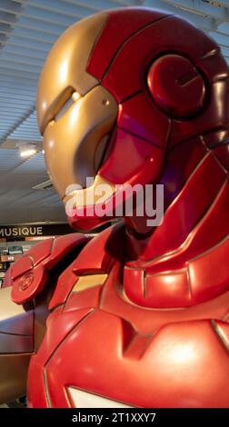 Bordeaux , France - 10 06 2023 : IRONMAN Figure modèle géant Iron man Marvel jouets populaires super héros de Avengers Banque D'Images