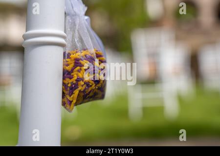 Gros plan d'un sac scellé rempli de pétales de fleurs colorés Banque D'Images