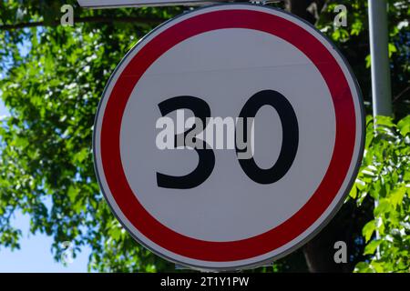 Panneau de signalisation qui signifie 30 kilomètres par heure. Banque D'Images