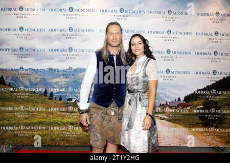 Nico Schwanz und Begleitung Viktoria Schuler beim Wiesn-Anstich zum Oktoberfest 2023 im Hofbräu Berlin. Berlin, 16.09.2023 Banque D'Images