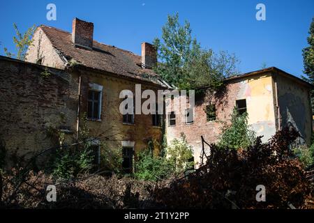 Un mannequin féminin pose à l'intérieur des ruines d'une base militaire de l'ère soviétique à Szombatheley, en Hongrie. Banque D'Images