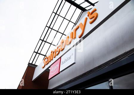 Sainsburys à Pinhoe Exeter - gros plan du panneau d'entrée avec les panneaux Argos et Habitat Banque D'Images