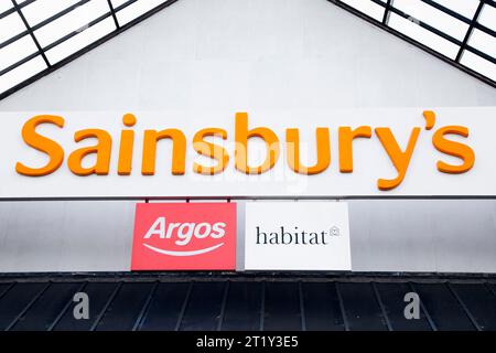 Sainsburys à Pinhoe Exeter - gros plan du panneau d'entrée avec les panneaux Argos et Habitat Banque D'Images