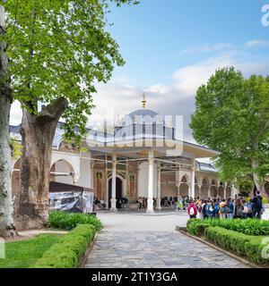 Porte de la félicité de style ottoman du 16e siècle, entrée de la troisième cour du palais Topkapi à Istanbul, en Turquie, décorée de sculptures complexes et de calligraphies Banque D'Images