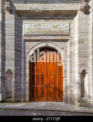 Entrée latérale de la mosquée Ayazma de style baroque ottoman, quartier Uskudar, Istanbul, Turquie. Texte ci-dessus traduire : la paix soit sur vous, entrez dans le Paradis, à cause de ce que vous aviez l'habitude de faire Banque D'Images