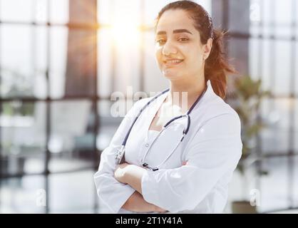Femme dentiste debout avec les bras croisés. Dentiste confiant Banque D'Images