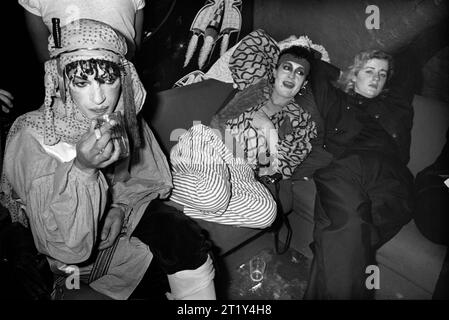 Années 1980 Royaume-Uni New Romantics mode mouvement de jeunesse, hommes et femmes androgynes s'habillant à la boîte de nuit Heaven à Villiers Street Charing Cross, Londres, Angleterre décembre 1980 Angleterre HOMER SYKES Banque D'Images