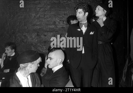 Artiste Duggie Fields au centre portant un noeud papillon. L'actrice Jenny Runacre debout à côté de DF. Créateur de mode John Crancher assis, avec une coiffure mohawk peignée. New Romantics à la discothèque Heaven Charing Cross, Londres, Angleterre décembre 1980. 1980S ROYAUME-UNI HOMER SYKES Banque D'Images