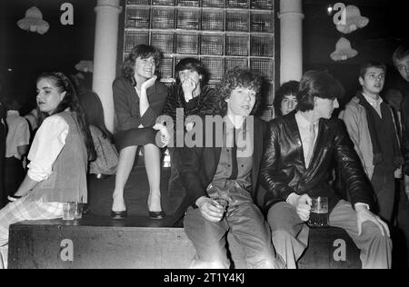 Adolescents à la boîte de nuit Heaven dans Villiers Street, Charing Cross, Londres. Charing Cross, Londres, Angleterre décembre 1980 1980s Royaume-Uni HOMER SYKES Banque D'Images