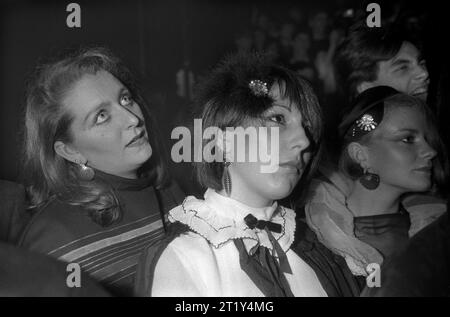 Les fans qui regardent le Spandau Ballet se produisent en direct sur scène à la boîte de nuit Heaven de Villiers Street. Charing Cross, Londres, Angleterre décembre 1980 1980s HOMER SYKES Banque D'Images