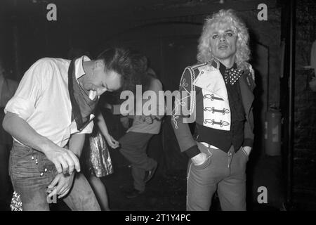 Tenues masculines New Romantics à la boîte de nuit Heaven de Villiers Street, un homme dansant, l'autre regardant la foule. Charing Cross, Londres. Angleterre décembre 1980 1980s Royaume-Uni HOMER SYKES Banque D'Images