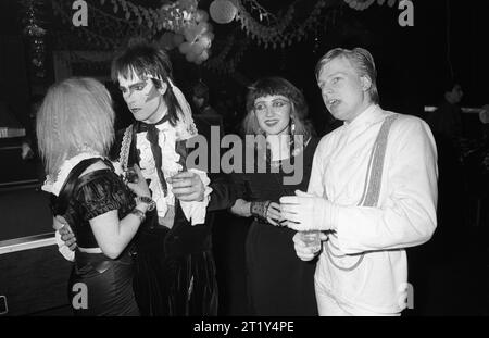 Tim Dry avec le maquillage zig zag est Tik de 'Tilk and Tok', et Jane Kahan créatrice de mode (cheveux crêpés blanchis vue arrière.) Sean Crawford L'autre moitié de Tik et Tok avec Barbie Wilde de Shock. Tik et Tok étaient un groupe de mime robotique et de musique New Wave. New Romantics, Heaven Nightclub à Villiers Street Charing Cross, Londres, Angleterre. Décembre 1980 1980, Royaume-Uni HOMER SYKES Banque D'Images