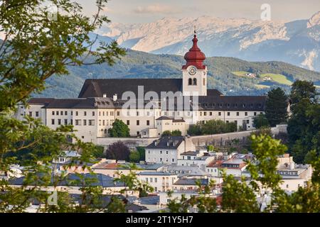 Abbaye de Nonnberg et chaîne alpine à Salzbourg. Patrimoine mondial. Autriche Banque D'Images