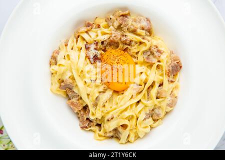 pâtes en sauce à la crème avec œuf et poivre noir sur la vue de dessus Banque D'Images