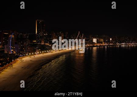 Vue aérienne panoramique sur la ville de Benidorm, la plage de Poniente, les gratte-ciel, les lumières de la ville et la mer Méditerranée la nuit Banque D'Images