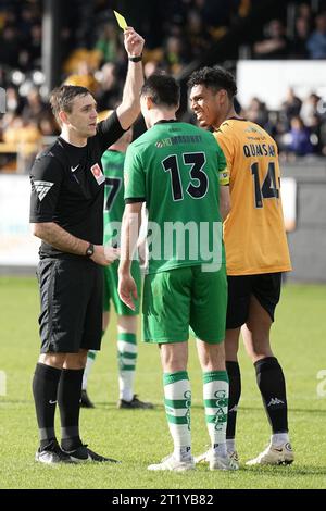 Southport v Gloucester City 14 octobre 2023 Big Help Stadium .Southport. Vanarama National League North. Arbitre montre le carton jaune à Keenan Quansah de Southport et Joe Hanks de Gloucester photo par Alan Edwards pour f2images Banque D'Images