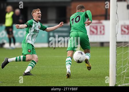 Southport v Gloucester City 14 octobre 2023 Big Help Stadium .Southport. Vanarama National League North. Harry Emmett et Harry Williams célèbrent Gloucester Goal photo par Alan Edwards pour f2images Banque D'Images