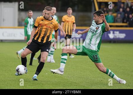 Southport v Gloucester City 14 octobre 2023 Big Help Stadium .Southport. Vanarama National League North. Marcus Carver de Southport est abordé par Joe Hanks de Gloucester photo par Alan Edwards pour f2images Banque D'Images