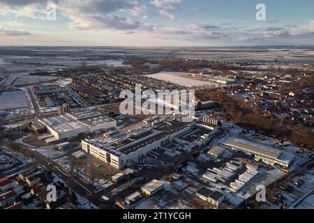 Entrepôt logistique en zone suburbaine, vue aérienne. Centre industriel avec usine Banque D'Images