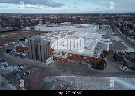 Entrepôt logistique en zone suburbaine, vue aérienne. Centre industriel avec usine Banque D'Images