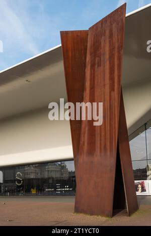 Sight point de Richard Serra. 1972. Devant le Stedelijk Museum Amsterdam. Banque D'Images