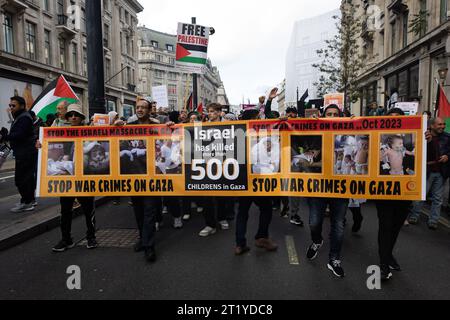 Londres, Royaume-Uni. 14 octobre 2023. Les manifestants brandissent une grande bannière lors d'une « marche pour la Palestine », dans le cadre d'une manifestation nationale pro-palestinienne. La marche était organisée par Palestine Solidarity Campaign, Friends of Al-Aqsa, Stop the War Coalition, Muslim Association of Britain, Palestinian Forum in Britain et CND. (Photo Tejas Sandhu/SOPA Images/Sipa USA) crédit : SIPA USA/Alamy Live News Banque D'Images