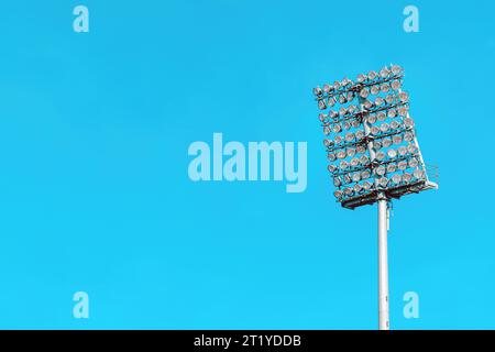 Lumières du stade contre le ciel bleu lors d'une journée ensoleillée d'été, espace de copie inclus Banque D'Images