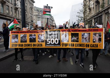 Londres, Royaume-Uni. 14 octobre 2023. Les manifestants brandissent une grande bannière lors d'une « marche pour la Palestine », dans le cadre d'une manifestation nationale pro-palestinienne. La marche était organisée par Palestine Solidarity Campaign, Friends of Al-Aqsa, Stop the War Coalition, Muslim Association of Britain, Palestinian Forum in Britain et CND. Crédit : SOPA Images Limited/Alamy Live News Banque D'Images