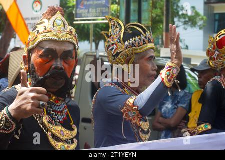 Portrait de deux hommes maquillés et habillés traditionnels javanais ressemblant à des personnages wayang lors d'un défilé dans la rue. Banque D'Images