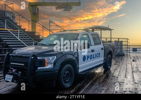 Santa Monica, USA, 16 janvier 2023 : voiture de police officielle sur la jetée de Santa Monica, en Californie (USA), c'est la voiture nord-américaine typique sous. Banque D'Images