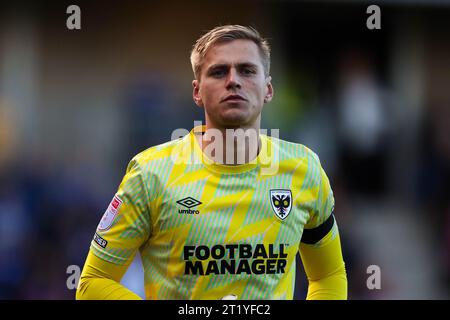 Alex Bass, gardien de but de l'AFC Wimbledon, lors du match de Sky Bet League One au Cherry Red Records Stadium de Londres. Date de la photo : Samedi 14 octobre 2023. Banque D'Images
