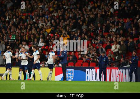 Manager de l'Angleterre, Gareth Southgate embrasse Jordan Henderson de l'Angleterre après qu'il a été remplacé pour huer les fans de l'Angleterre - Angleterre contre Australie, International friendly, Wembley Stadium, Londres, Royaume-Uni - 12 octobre 2023. Banque D'Images