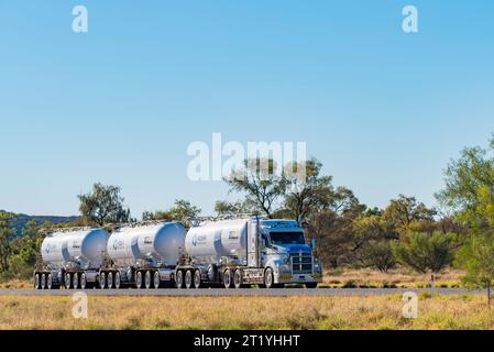 Un train routier Matic transport transportant des produits Adbri Masonry sur la Stuart Highway en Australie centrale, territoire du Nord Banque D'Images