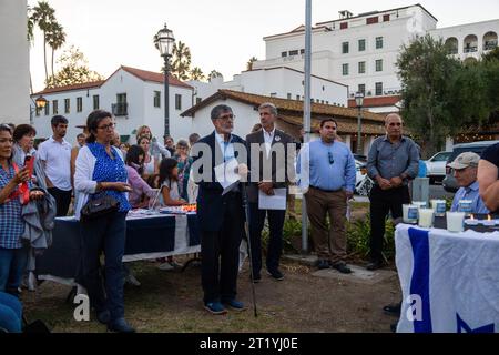 Santa Barbara, Californie, États-Unis. 15 octobre 2023. Des centaines de Juifs de toutes les confessions '' de libéral à conservateur à orthodoxe ''' ont été unifiés dans leur amour et leur chagrin pour Israël lors d'un mémorial aux chandelles le dimanche 10/15/23 à 6:00 heures à Santa Barbara, centre historique de la Guerra Plaza. Crédit : ZUMA Press, Inc./Alamy Live News Banque D'Images