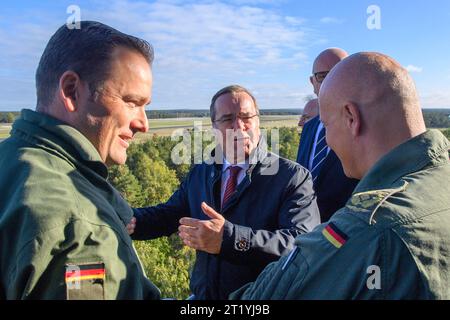 Holzdorf, Allemagne. 16 octobre 2023. Boris Pistorius (M, SPD) se tient sur la tour de la base aérienne de Holzdorf et parle à Ingo Gerhartz (r), inspecteur général de l'armée de l'air allemande. Sur la gauche derrière le groupe se trouve Ingo Gerhartz (l), inspecteur général de l'armée de l'air allemande. Avec les premiers ministres de Brandebourg et de Saxe-Anhalt, Pistorius a pris connaissance du site ainsi que des grands projets en cours. Crédit : Klaus-Dietmar Gabbert/dpa/Alamy Live News Banque D'Images