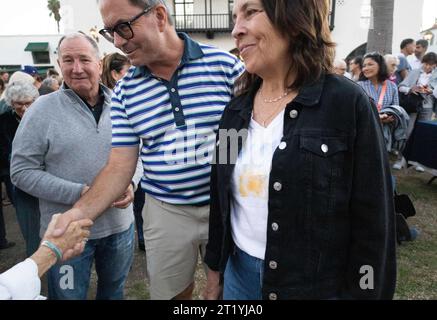 Santa Barbara, Californie, États-Unis. 15 octobre 2023. Des centaines de Juifs de toutes les confessions '' de libéral à conservateur à orthodoxe ''' ont été unifiés dans leur amour et leur chagrin pour Israël lors d'un mémorial aux chandelles le dimanche 10/15/23 à 6:00 heures à Santa Barbara, centre historique de la Guerra Plaza. Crédit : ZUMA Press, Inc./Alamy Live News Banque D'Images