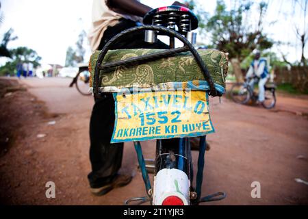 Un panneau de taxi à l'arrière d'un vélo dans la ville de Butare, Rwanda. Banque D'Images