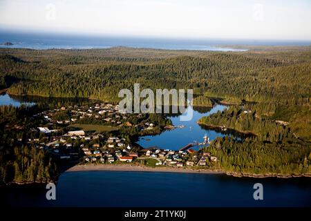 Une image aérienne d'une petite ville près de Tofino, en Colombie-Britannique. Banque D'Images