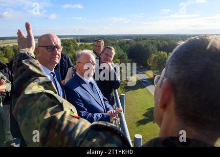 Holzdorf, Allemagne. 16 octobre 2023. Dietmar Woidke (2e à partir de la gauche), ministre-président du Brandebourg, Reiner Haseloff (M, CDU), ministre-président de Saxe-Anhalt, et ministre allemand de la Défense Boris Pistorius (2e à partir de la droite, SPD) se tiennent sur la tour de la base aérienne de Holzdorf et ont un aperçu du site. Avec les premiers ministres du Brandebourg et de la Saxe-Anhalt, Pistorius a pris connaissance du site et des grands projets en cours. Crédit : Klaus-Dietmar Gabbert/dpa/Alamy Live News Banque D'Images