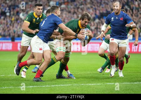 Le Sud-Africain Eben Etzebeth marque la quatrième tentative de son équipe lors du match de quart de finale de la coupe du monde de Rugby 2023 entre la France et l'Afrique du Sud au Stade de France à Saint-Denis, le 15 octobre 2023. Crédit : PRESSE EXTRÊME-ORIENT/AFLO/Alamy Live News Banque D'Images