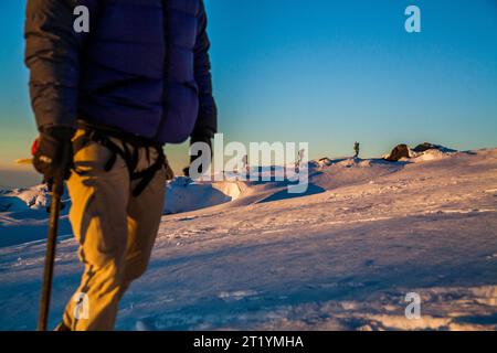 Un grimpeur se rend au sommet du mont Rainer à Washington. Banque D'Images