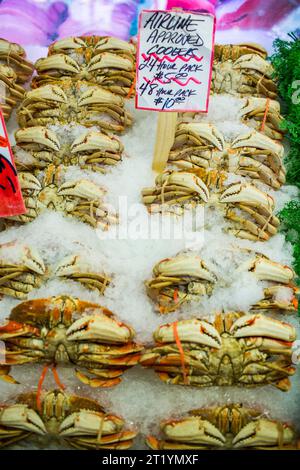 Crabe frais exposé sur un stand au Pike place Market à Seattle, WA. Banque D'Images