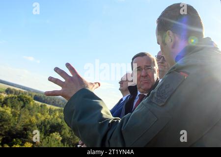 Holzdorf, Allemagne. 16 octobre 2023. Reiner Haseloff (de gauche à droite, CDU), ministre-président de Saxe-Anhalt, le ministre allemand de la Défense Boris Pistorius (SPD) et Dietmar Woidke (SPD), ministre-président de Brandebourg, se tiennent avec un officier sur la tour de la base aérienne de Holzdorf. Pistorius, avec les ministres-présidents du Brandebourg et de la Saxe-Anhalt, a pris connaissance du site et des grands projets en cours. Crédit : Klaus-Dietmar Gabbert/dpa/Alamy Live News Banque D'Images