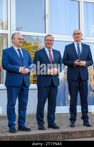 Holzdorf, Allemagne. 16 octobre 2023. Reiner Haseloff (de gauche à droite, CDU), ministre-président de Saxe-Anhalt, le ministre allemand de la Défense Boris Pistorius (SPD) et Dietmar Woidke (SPD, ministre-président de Brandebourg) se tiennent côte à côte devant le quartier des officiers de la base aérienne de Holzdorf. Avec les ministres-présidents de Brandebourg et de Saxe-Anhalt, Pistorius s'est informé sur le site ainsi que sur les grands projets en cours. Crédit : Klaus-Dietmar Gabbert/dpa/Alamy Live News Banque D'Images