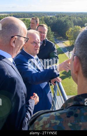 Holzdorf, Allemagne. 16 octobre 2023. Dietmar Woidke (2e à partir de la gauche), ministre-président du Brandebourg, Reiner Haseloff (M, CDU), ministre-président de Saxe-Anhalt, et ministre allemand de la Défense Boris Pistorius (2e à partir de la droite, SPD) se tiennent sur la tour de la base aérienne de Holzdorf et ont un aperçu du site. Avec les premiers ministres du Brandebourg et de la Saxe-Anhalt, Pistorius a pris connaissance du site et des grands projets en cours. Crédit : Klaus-Dietmar Gabbert/dpa/Alamy Live News Banque D'Images